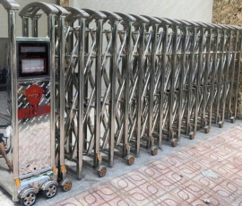 Cổng xếp inox tự động (cổng xếp điện) là giải pháp kiểm soát an ninh tối ưu cho các công trình lớn như cơ quan nhà nước, khu công nghiệp, bệnh viện, trường học và tòa nhà văn phòng.