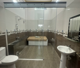 Phòng tắm kính (hay vách kính nhà tắm, cabin tắm) là hệ thống vách ngăn được cấu tạo từ các tấm kính cường lực kết hợp cùng hệ phụ kiện Hedra cao cấp, dùng để phân chia khu vực tắm ẩm ướt và khu vực vệ sinh khô ráo.