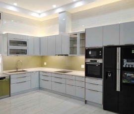 Tủ bếp cánh kính đẳng cấp cho không gian bếp hiện đại.