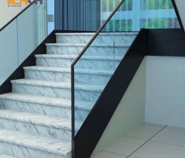 Cầu thang kính máng nhôm mang lại vẻ đẹp liền mạch, tối giản và hiện đại, giúp giải phóng hoàn toàn tầm nhìn cho không gian kiến trúc.