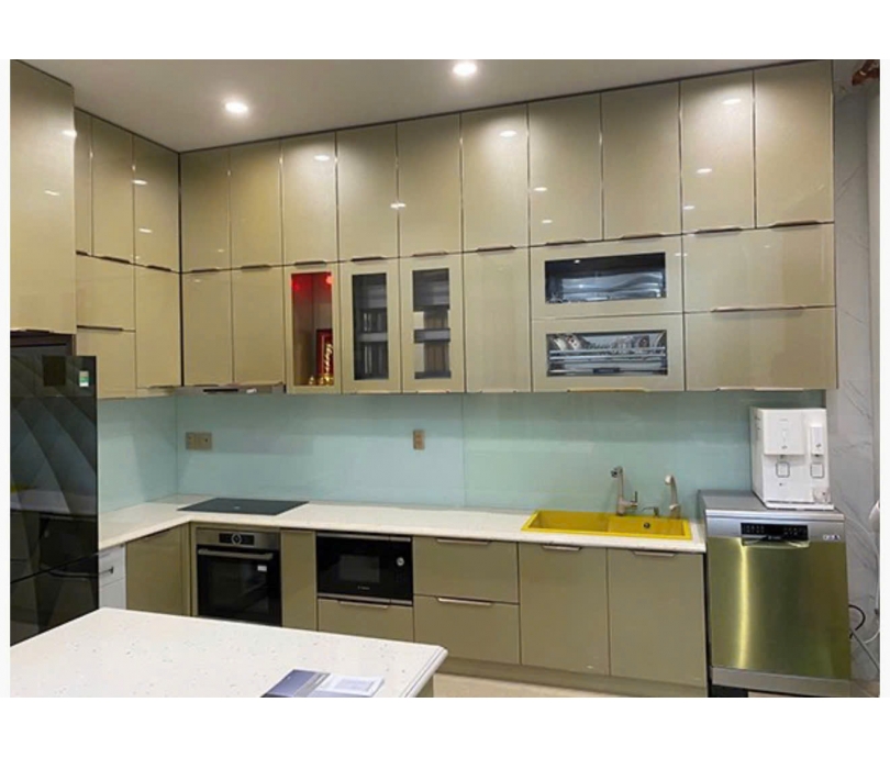 Tủ bếp cánh kính đẳng cấp cho không gian bếp hiện đại.