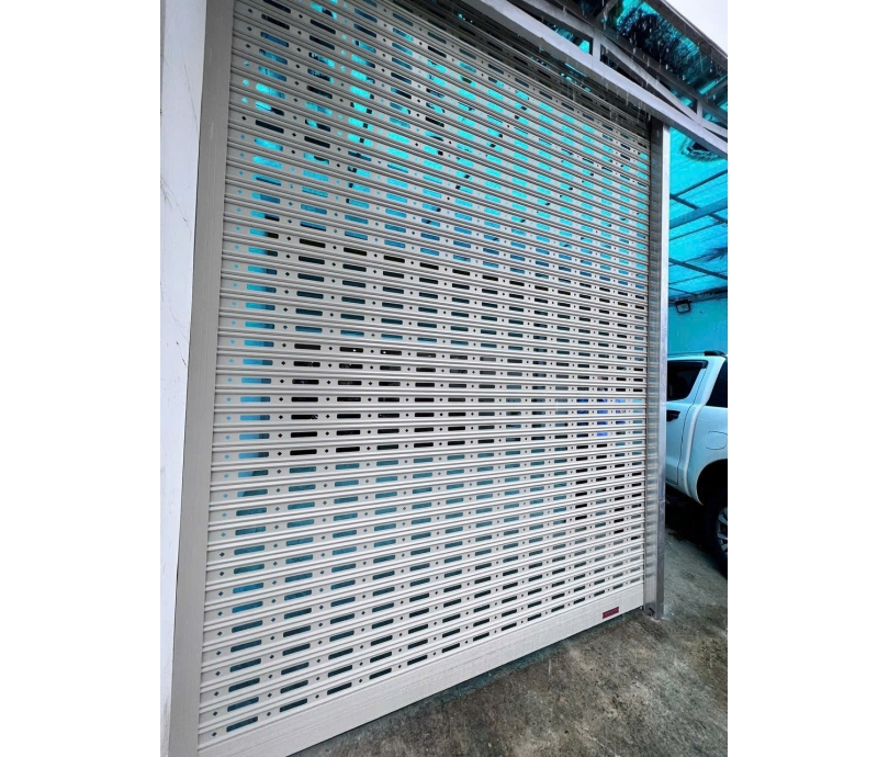 Cửa cuốn là hệ thống cửa bảo vệ mặt tiền hiện đại, cấu tạo từ nhiều thanh nan song song đan cài vào nhau (hoặc một tấm thép liền khổ lớn), vận hành theo cơ chế cuốn tròn lên lô cuốn nằm phía trên đỉnh cửa.